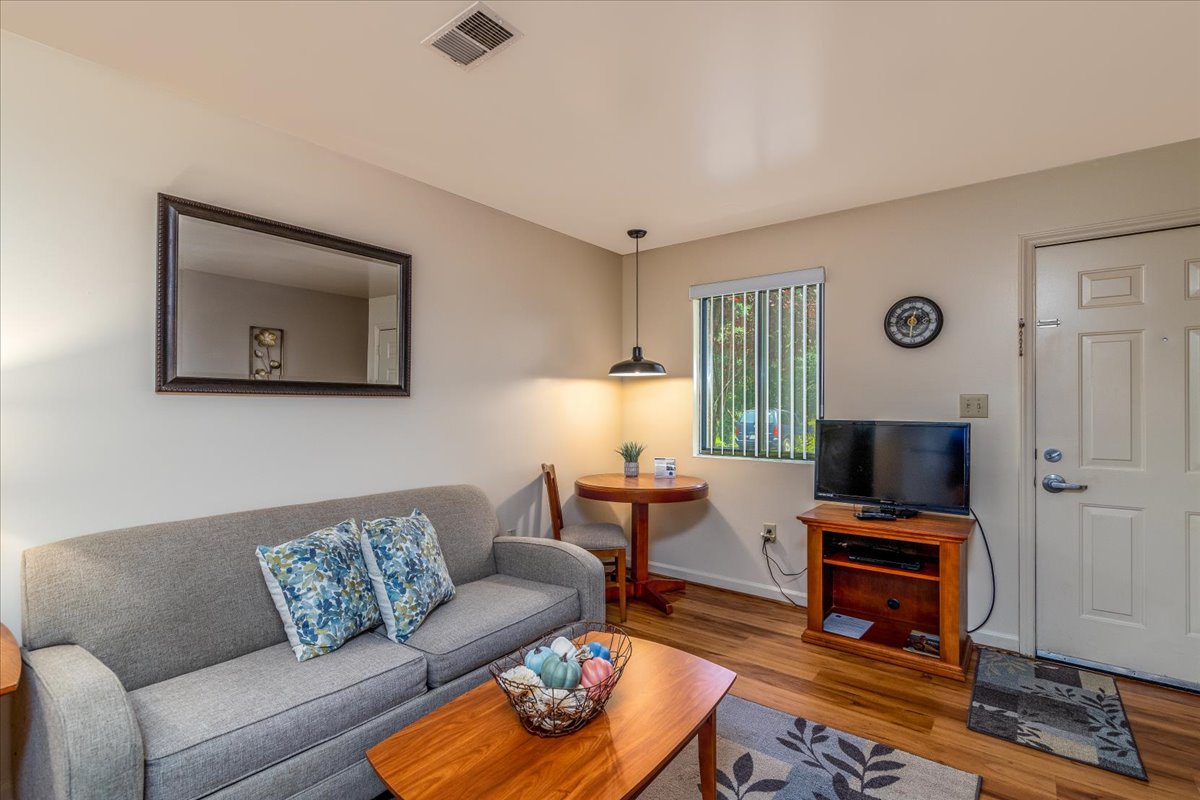 Florist Rd Livingroom