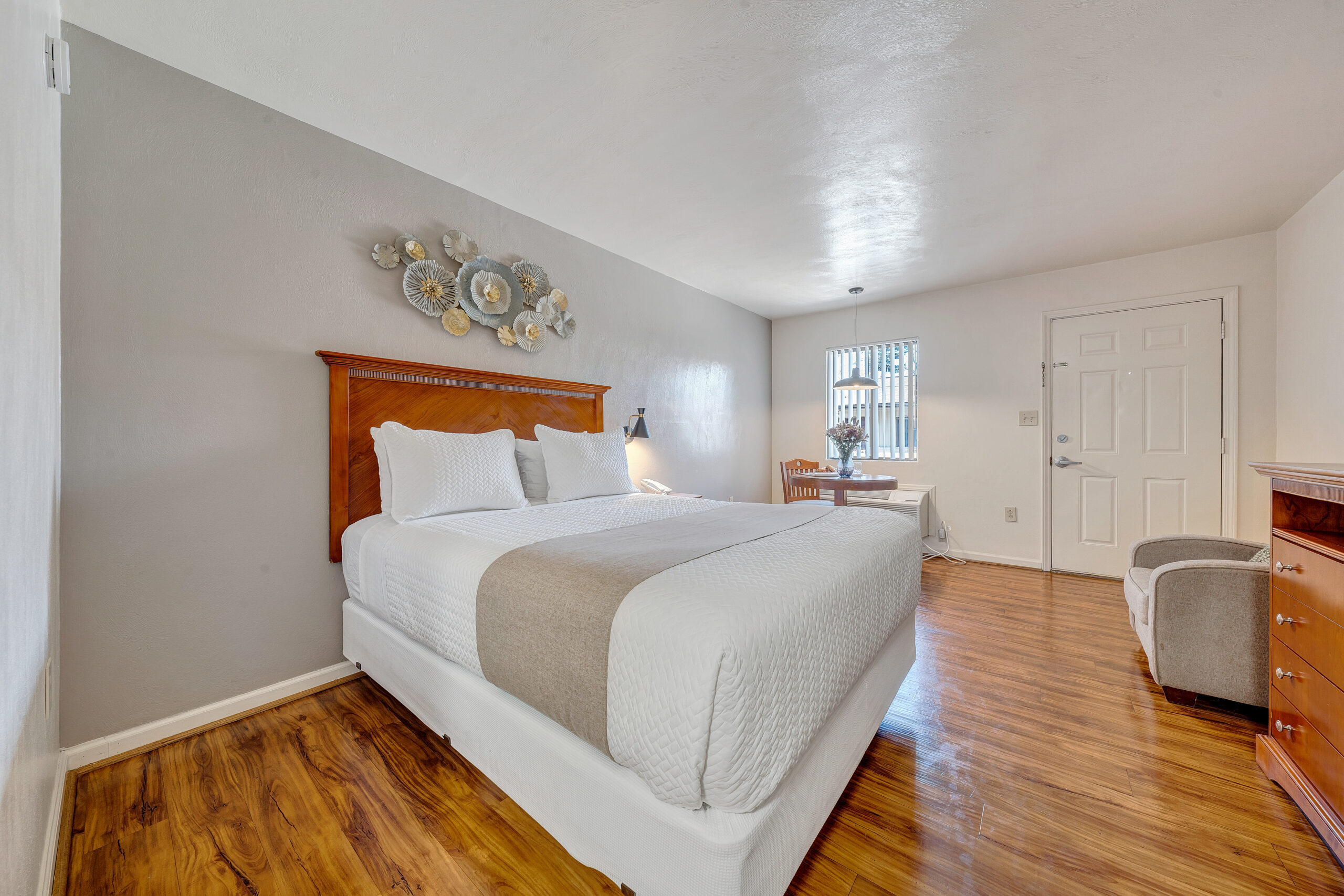 Extended Stay vs Airbnb vs Standard Hotel: Which Fits 2–12-Week Assignments Best?